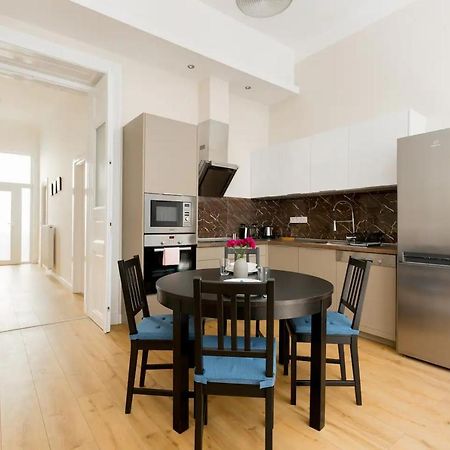 בודפשט Kresz Geza 29 Westend Station 2 Bedrooms+Living Ac מראה חיצוני תמונה