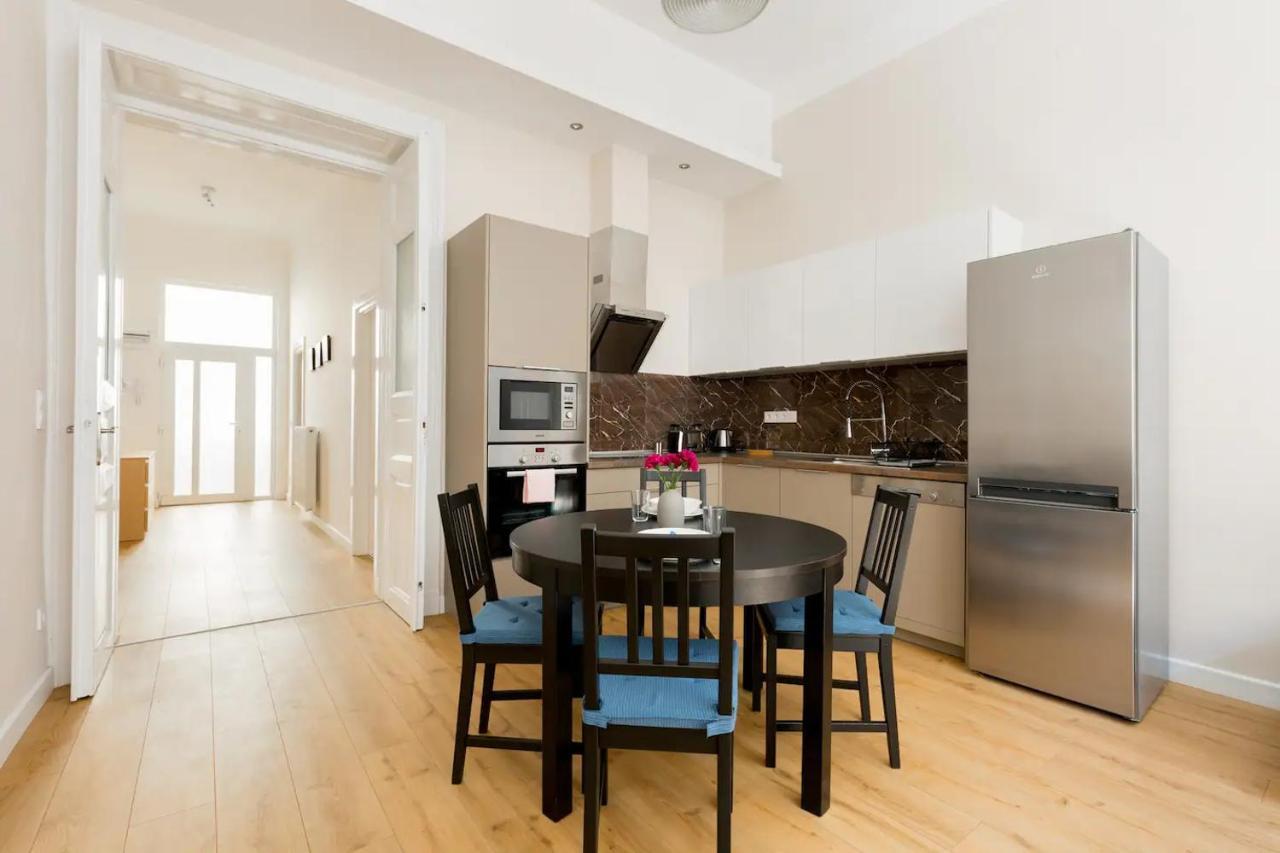 בודפשט Kresz Geza 29 Westend Station 2 Bedrooms+Living Ac מראה חיצוני תמונה