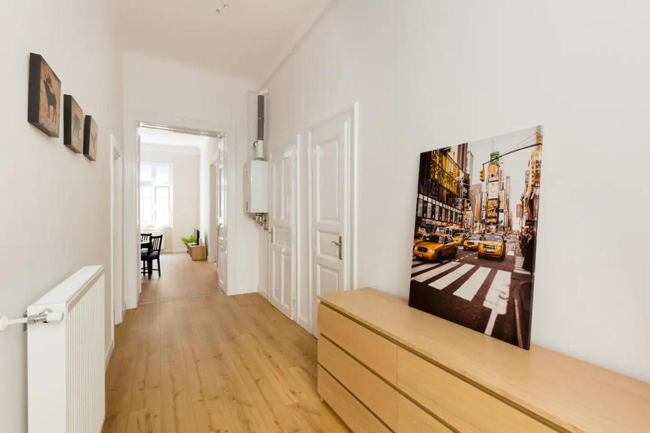 בודפשט Kresz Geza 29 Westend Station 2 Bedrooms+Living Ac מראה חיצוני תמונה